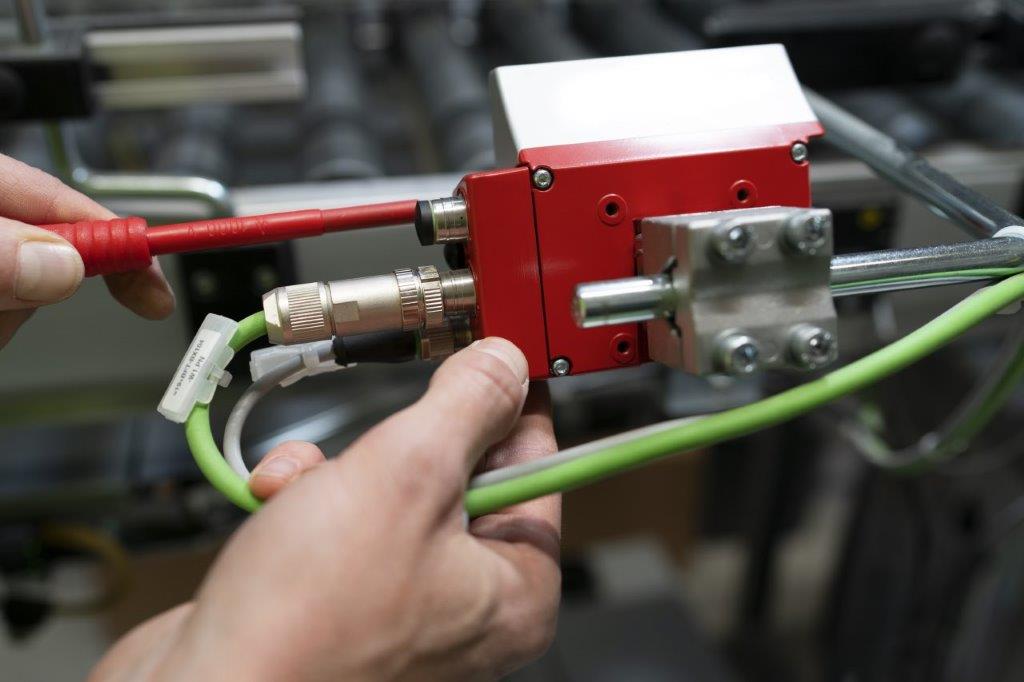 Thiết bị đọc mã Leuze trong hệ thống kho hàng tự động AKL — Industrial Ethernet PROFINET truyền dữ liệu nhận dạng thời gian thực