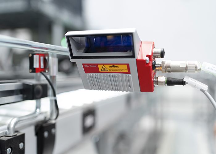 Tích hợp kết nối ProfiNET, Ethernet/IP, EtherCAT trong cảm biến Leuze cho nhà máy pin