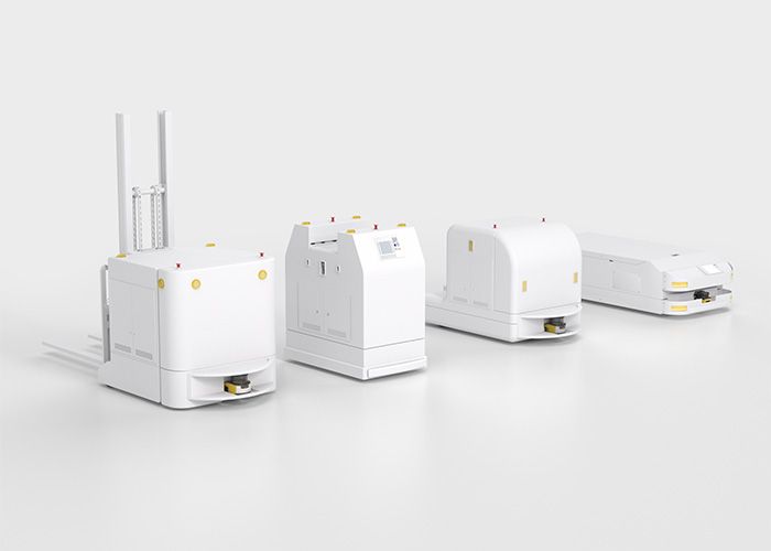 Các loại AGV — xe nâng tự động, xe nền tảng, xe kéo và xe chui gầm — trong nhà máy sản xuất pin