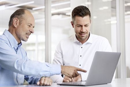 Quản lý thay đổi đáng tin cậy — chuyên gia Leuze tư vấn giải pháp cảm biến phòng thí nghiệm
